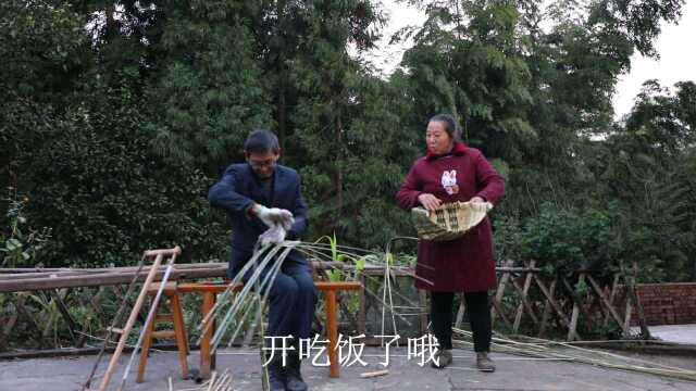 幺叔用竹子编箢篼,幺妈收白菜叶子喂猪,晚饭做个滑肉汤吃#农村生活