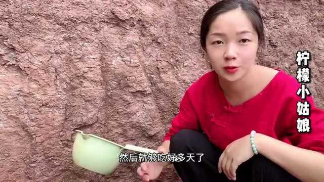 建房子挖出山泉水,水质清澈水源不断,一天就接了10多桶