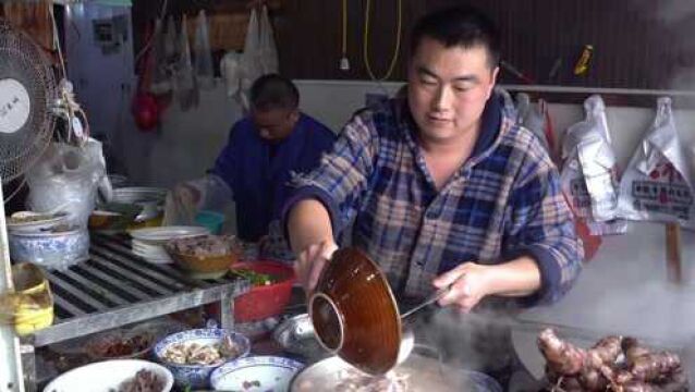 宿州超火的牛肉馆,因牛肉汤做的好吃,开豪车和骑三轮车都来吃