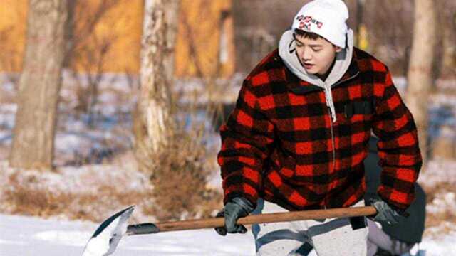 鹿晗冬日雪地剧照,身穿红黑格子外套,元气满满,少年感十足