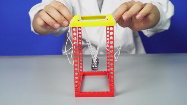 小学生科技小制作科学实验:牛顿摆