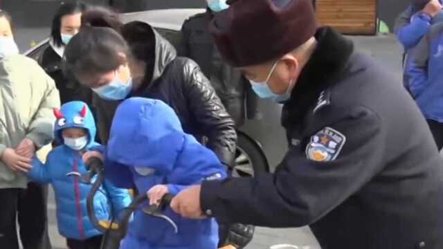 共享单车私加儿童座椅,民警提示:存在安全隐患