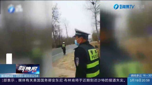 河北一辆面包车侧翻到路边沟内 驾驶员及四名乘车人被困 交警与群众展开施救!