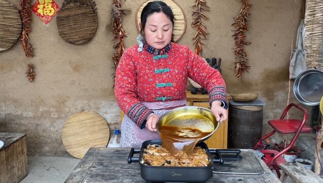 干锅鸭头这样吃才过瘾,农村大铁锅一炖,麻辣入味越嚼越香