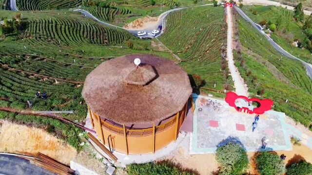 湖北兴山县,山上正在建设网红打卡地,现在免费小伙赶紧上去打卡