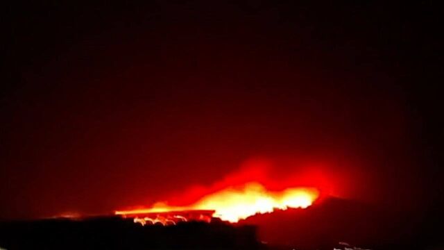 山东省威海市文登区与烟台市牟平区交界处发生山火 映红夜空