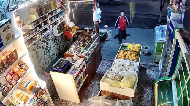 9岁男孩买零食,见店内无人自觉放下钱离开,店主:家长教育的很好