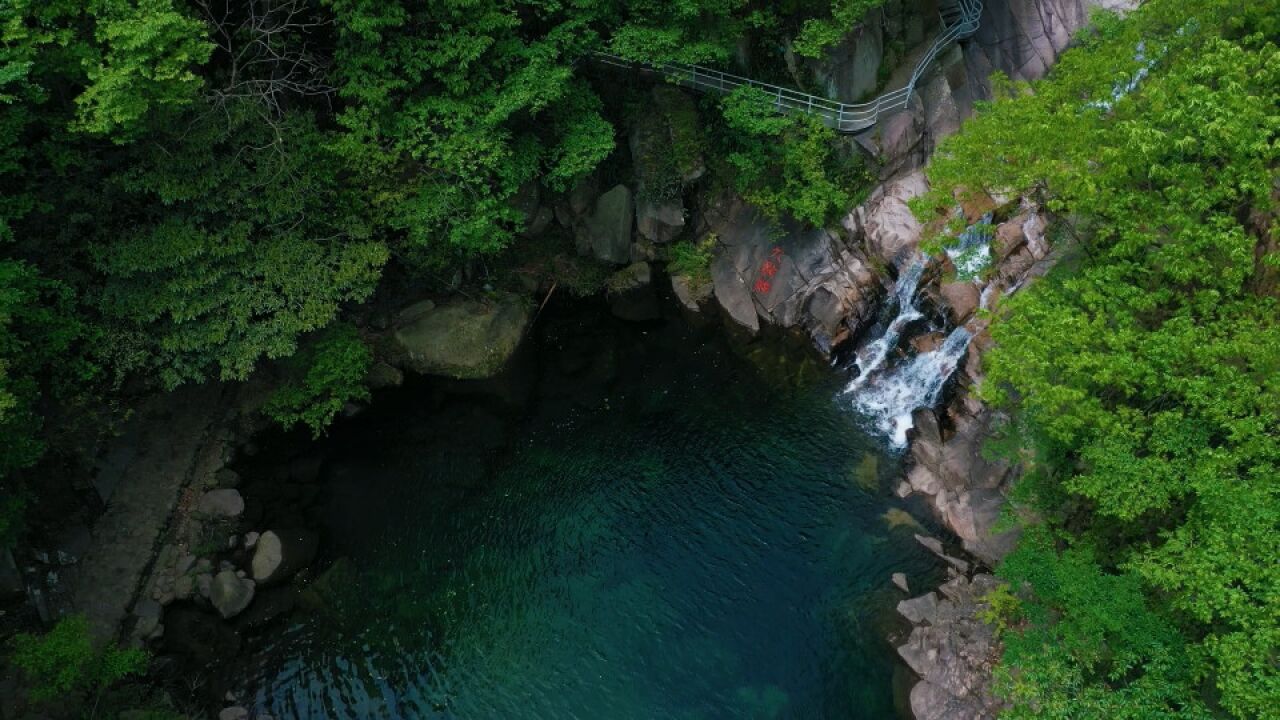 媲美皖南山水的河南信阳新县九龙潭天池景区,翡翠般镶嵌在金兰山中