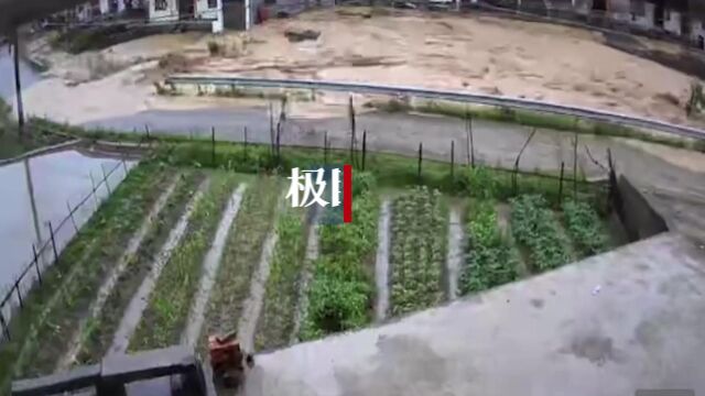 【视频】山洪暴发一分多钟淹没田地,江西一村庄40多户家庭受灾