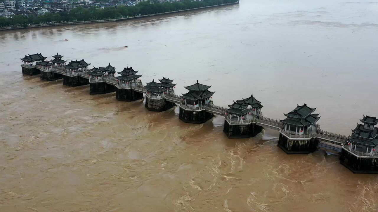 韩江潮州段泄洪水流湍急,广济桥下江水滔滔,已暂停开放