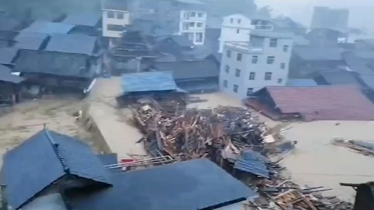 贵州黔东南多地特大暴雨,街道内涝洪水冲垮房屋淹至屋顶