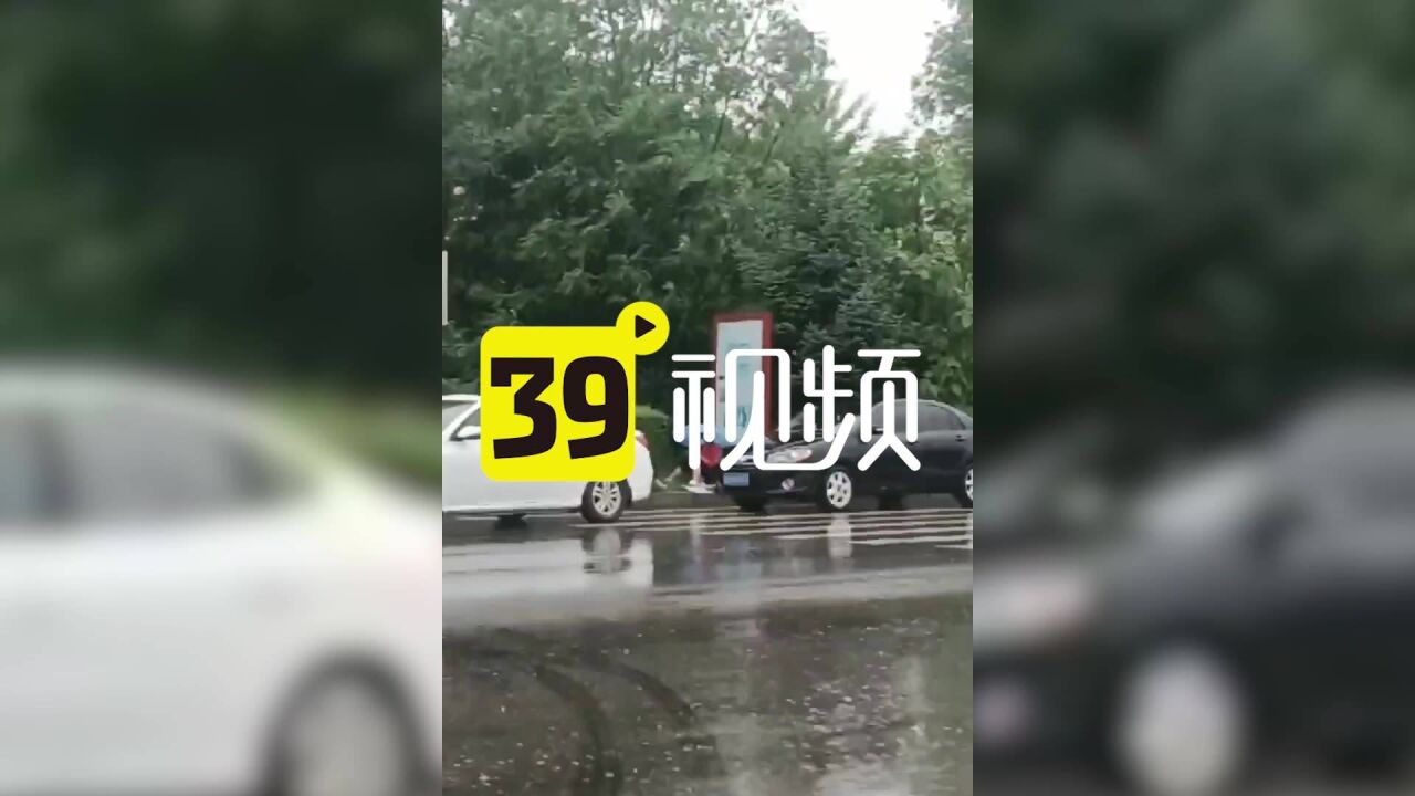 大连暴雨下的中考,母亲独坐雨中焦急等待,可怜天下父母心!