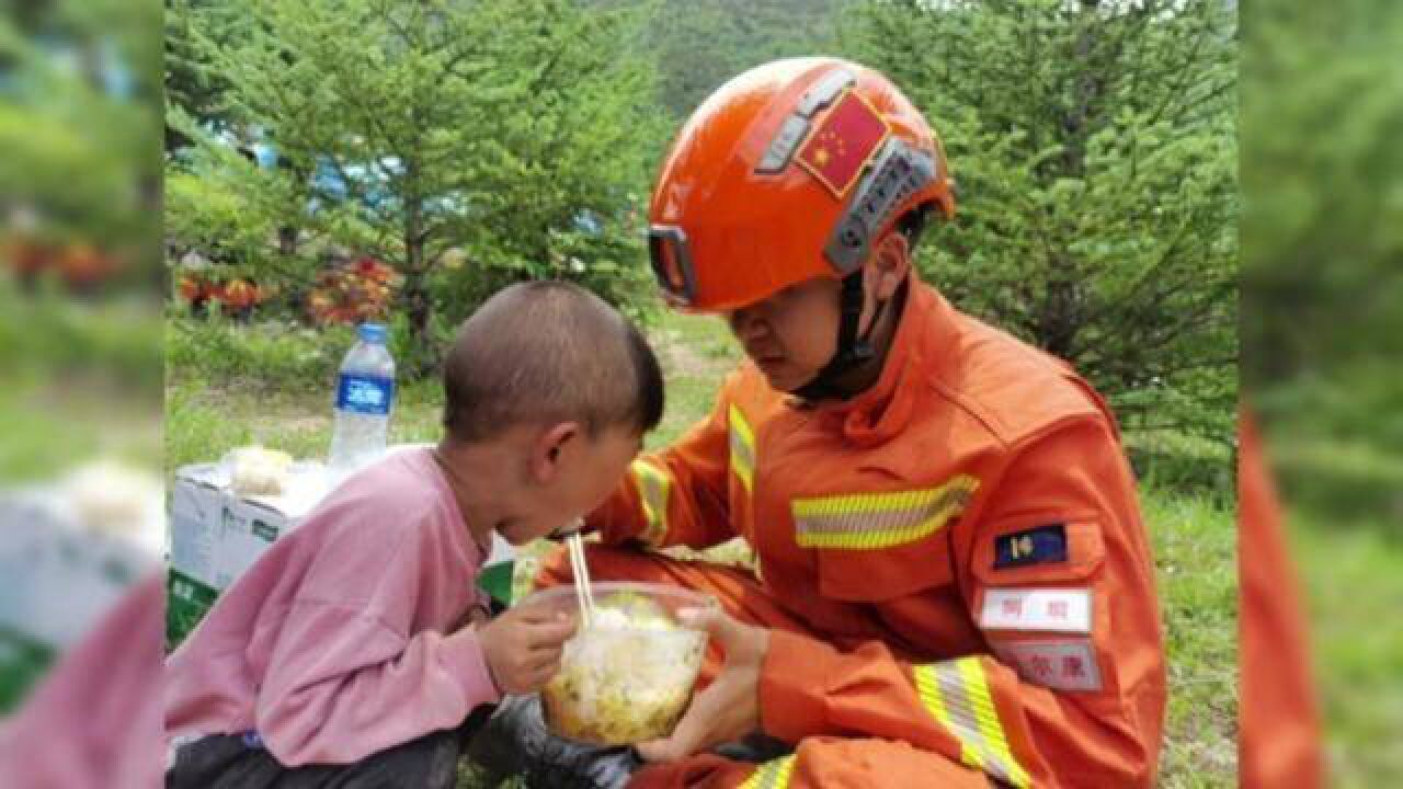 四川省委副书记、省长黄强:看到你们这支队伍,我特别感动