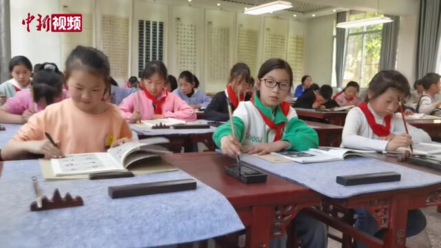 “最硬核”墙纸重庆一乡村小学书法奖状贴满墙