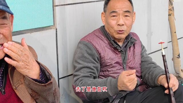 66岁老陈快手粉丝一千多,闲暇之时爱琢磨,少年时代吹笛子,现在与老哥们在白洋淀吹响广场乐器之王唢呐