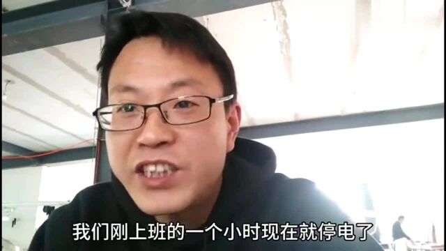 广东东莞:服装厂生意忙,停电了员工都舍不得休息,这样一个月能挣多少