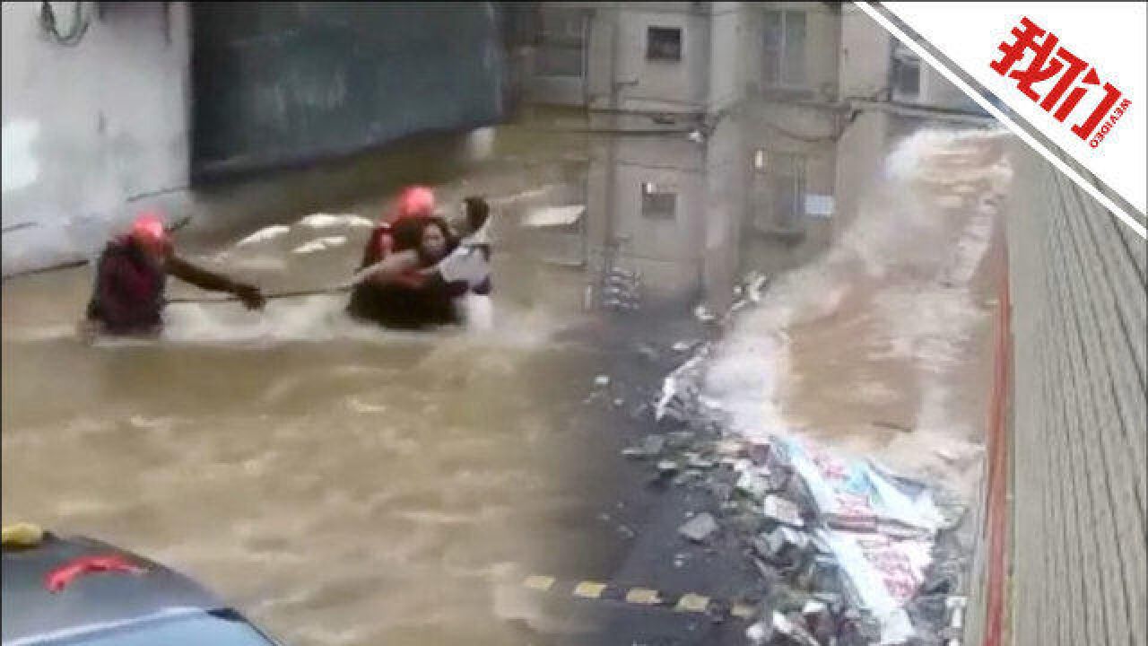 惊险救援:南宁暴雨围墙倒塌母女瞬间被水冲走 消防员飞奔下水救起两人