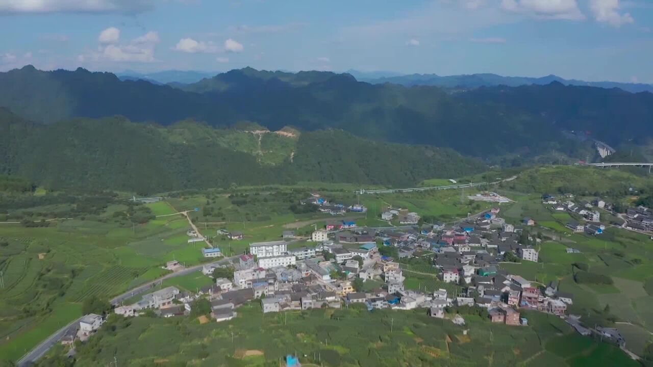 (电视通稿ⷥ›𝥆…ⷦ•™育)浙江教师“送教下乡”帮扶贵州山区学生