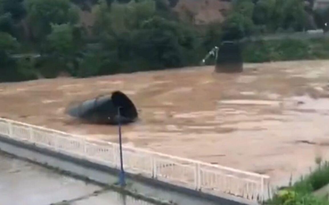 甘肃庆阳大雨河水暴涨,上游冲下物品撞击桥梁