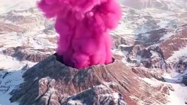 捷克的“少女心”火山,喷发粉红色烟雾,画面太唯美