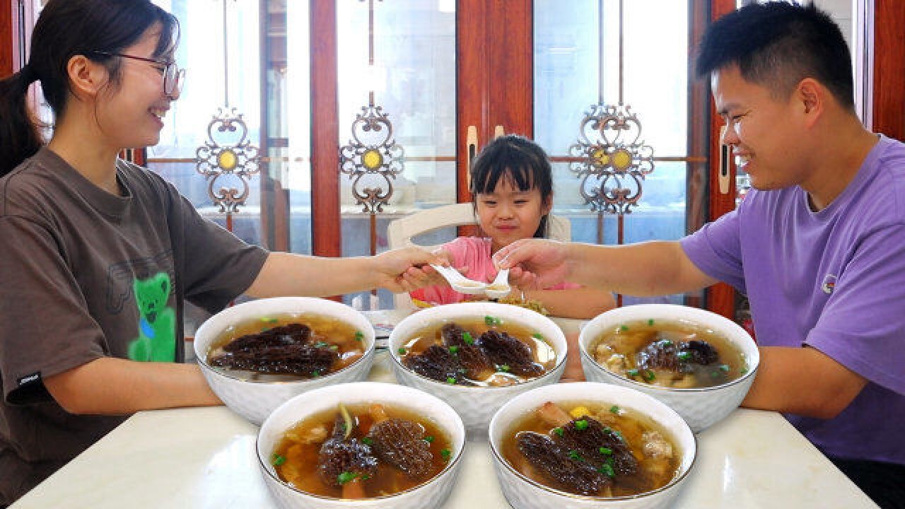 小学生的午餐,做紫菜炒饭搭配营养羊肚菌汤,大人小孩都爱喝!