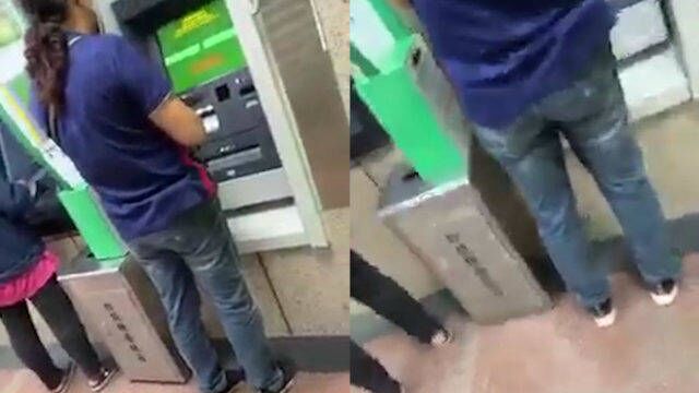 男子银行排队取钱,发觉大妈被远程遥控操作ATM机,一个举动惹爆赞