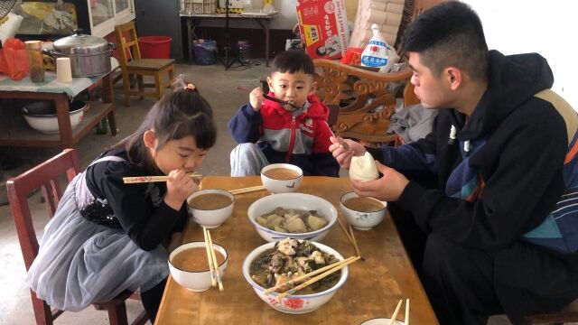 花姐教你在家做清汤酸菜鱼,鱼肉滑嫩酸菜爽口,一家老小都爱吃