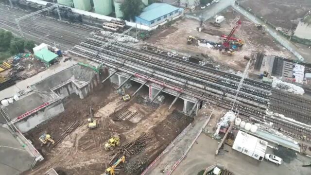 西安泾高城市通道下穿咸铜铁路工程顺利贯通