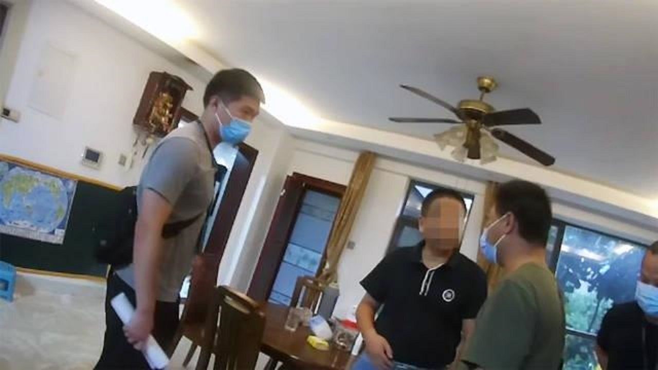 杀人犯潜逃29年被抓时成千万富翁,民警抓捕时避开其年迈母亲