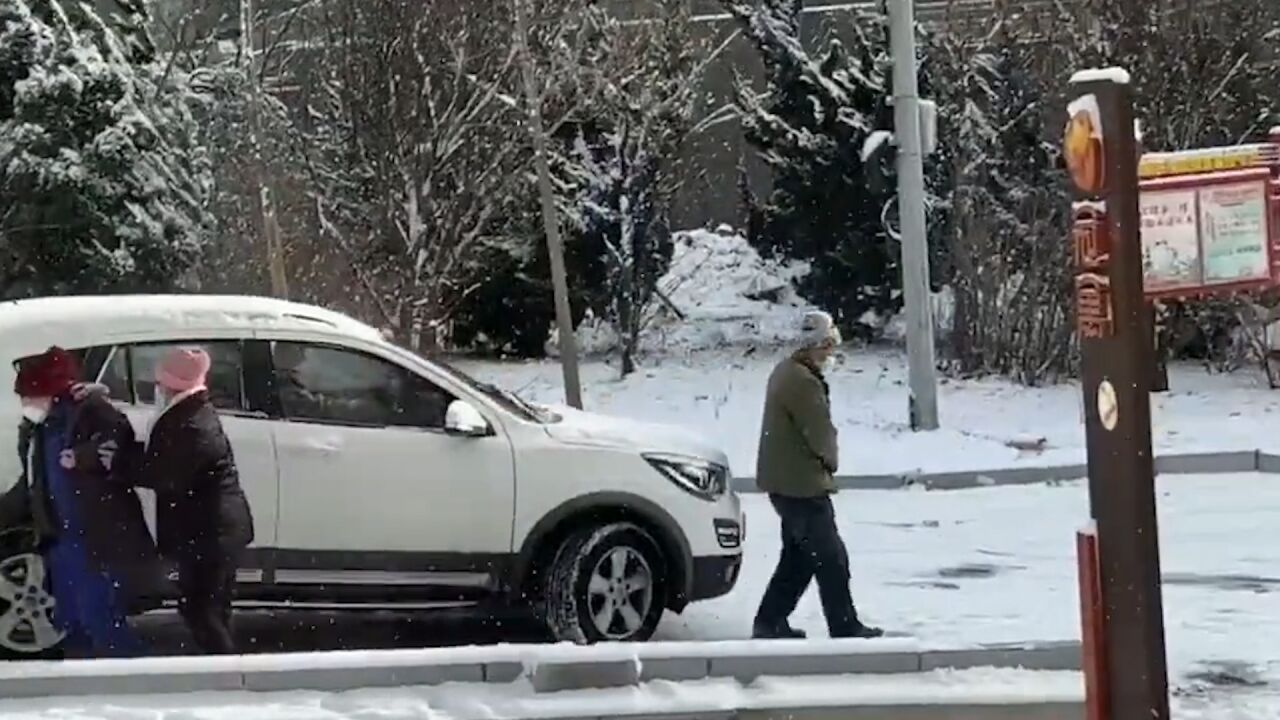 男子雪天开车去面试,结果刹不住车撞到老大爷:当时内心十分慌张