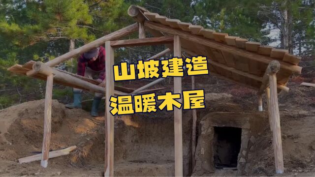 野外山坡上面建造一个温暖的冬季露营小木屋.