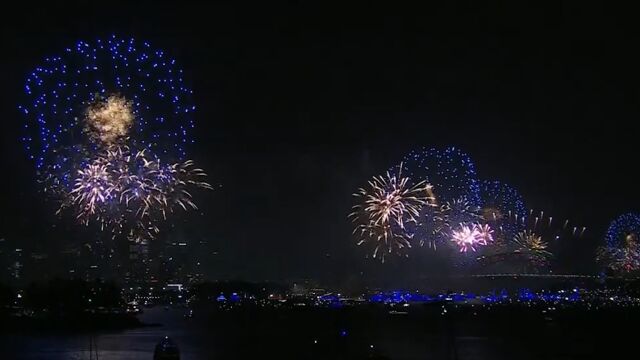 直击悉尼跨年夜烟火秀:璀璨烟花绽放夜空