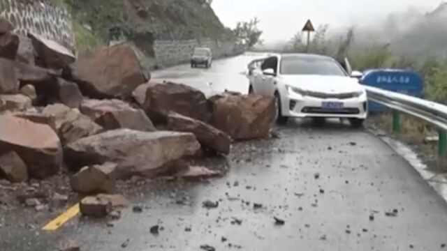 陕西安康迎来降雨,部分道路受损,相关部门第一时间抢通