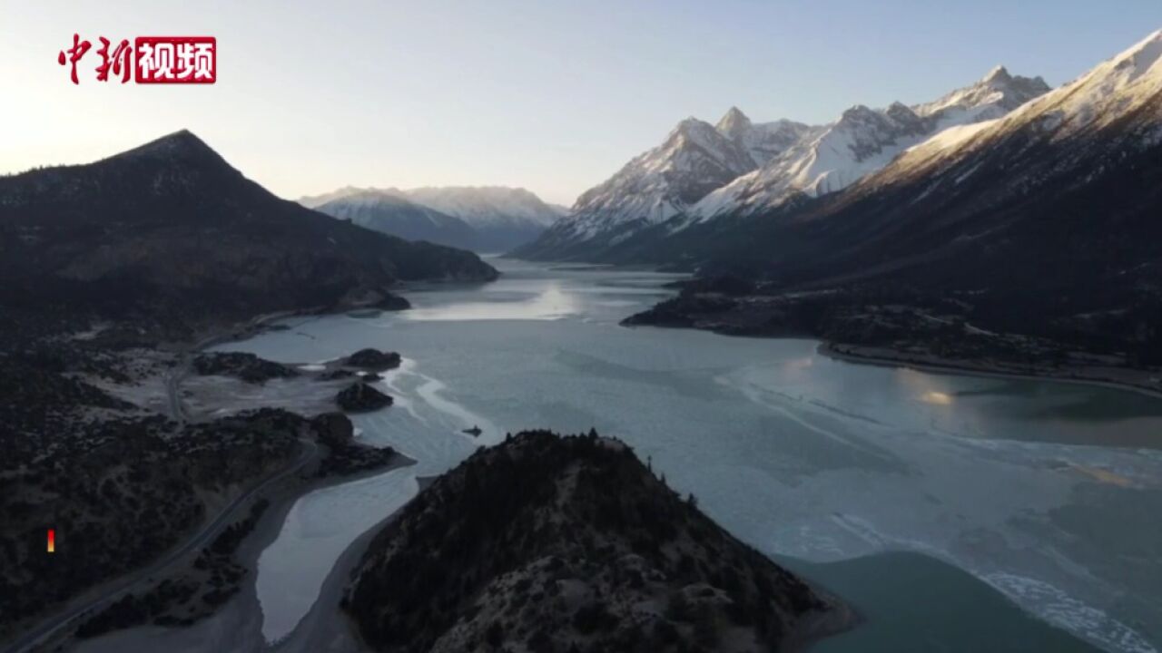 金山倒映实拍西藏然乌湖日出美景