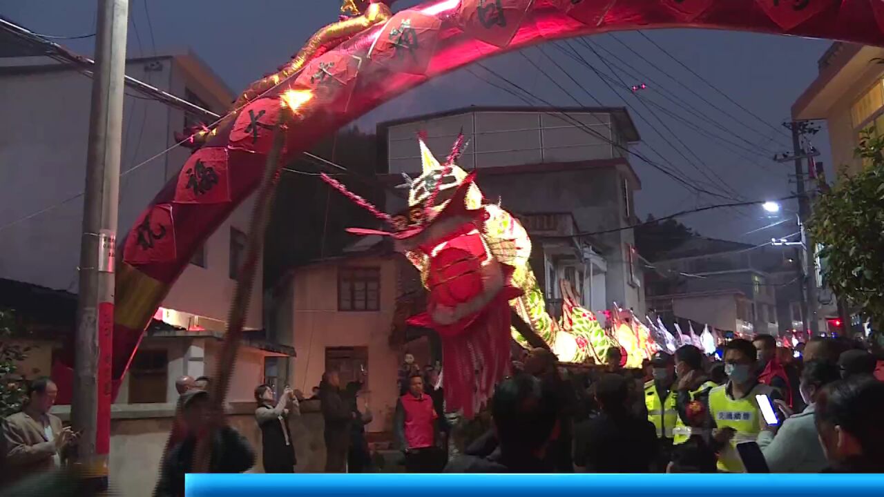 “闹春龙”祈丰年!150余米长龙村道上奔腾,吸引众多游客观赏