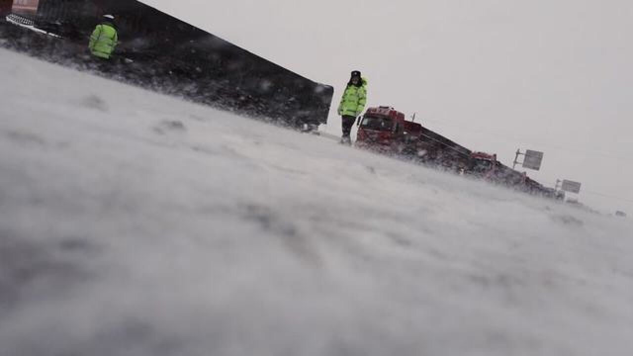 雪至雄关,嘉峪关公安全力保障雪天道路畅通