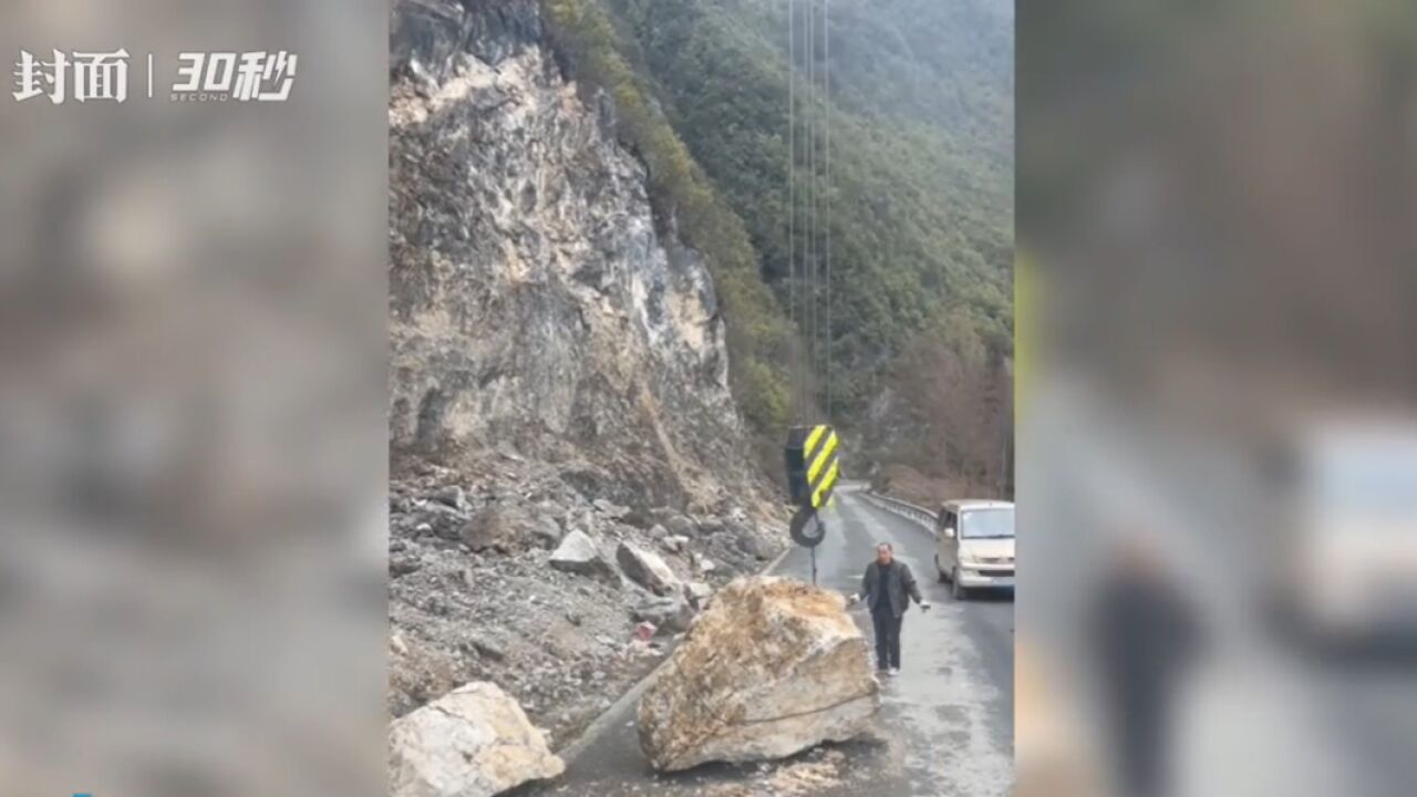 路遇落石挡道 四川雷波县一吊车司机“顺手”将落石吊离路面