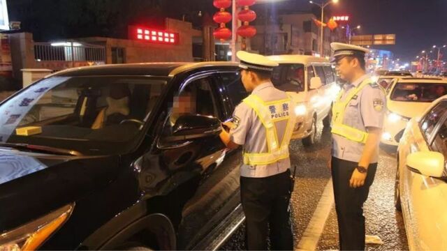 私家车“酒驾”被查获,车主慌张说了一句话,交警:先让他过去