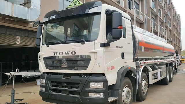 重汽豪沃前四后八铝合金油罐车介绍