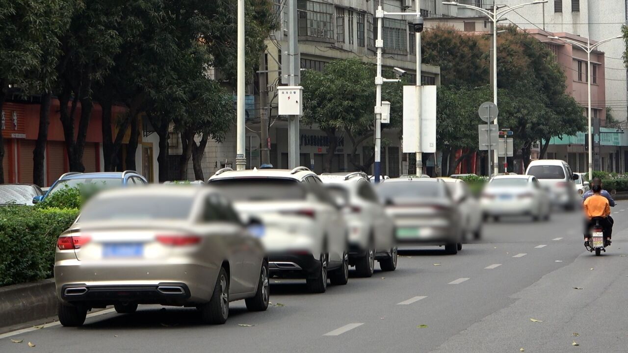 佛山一医院门前道路变成“大型停车场”,交警:天天抄牌都无果