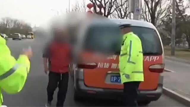 客车违规拉载货物,只图方便危险大,民警紧急查处丨红绿灯