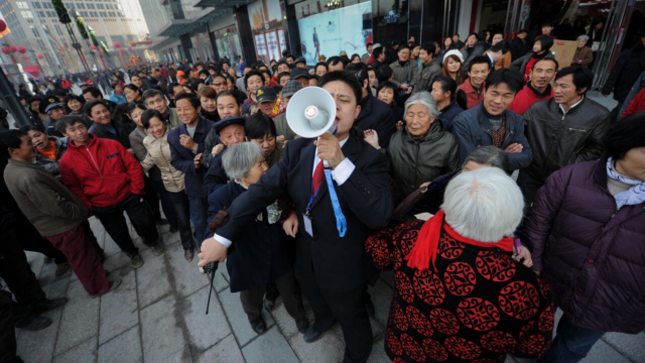 商场开业,大量市民等待入场抢购打折商品