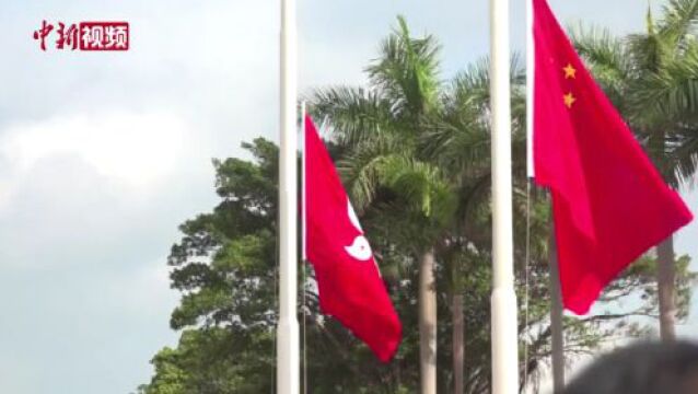 香港举行五四升旗礼 青少年制服团体首次全体中式步操进场