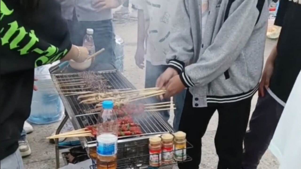 重庆一中学秋游徒步野炊,师生自带锅碗瓢盆和食材,自搭灶台野炊欢乐多