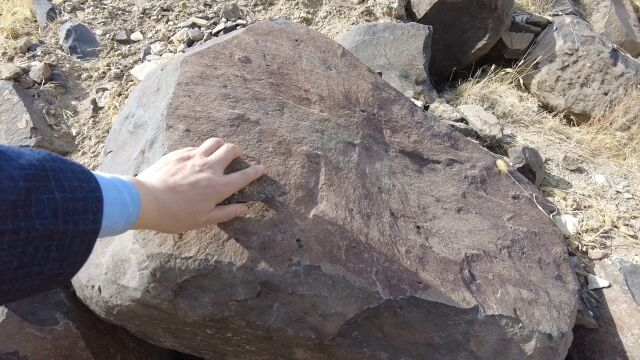 玄武岩矿石丢弃满山都是,废料堆积如山.玄武岩能做什么?