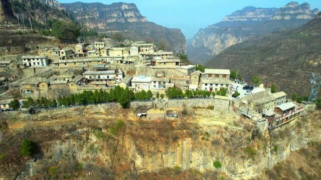 旷世之仙境,太行深处,忠良岳飞之后隐居近千载——此乃岳家寨村也.岳家寨民风淳朴.为躲避追杀,依据地势取名为“下石壕”.