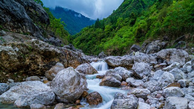 流水怎么拍?在山清水秀的汶川找到一条清静的溪流,新手学着拍摄溪流,还真漂亮!