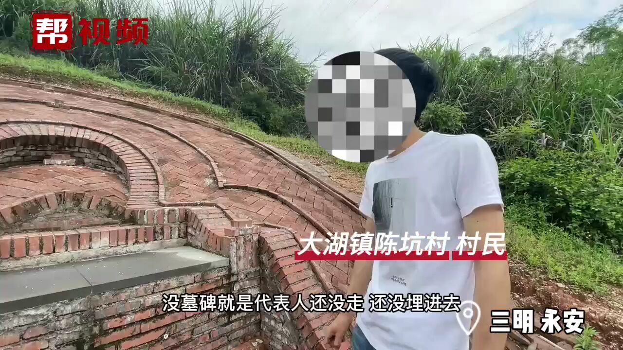 家门口村道建起多座“活人墓” 部门:做通村民工作 自行拆除