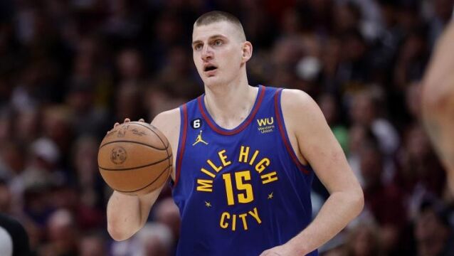 约基奇27+14+10狂刷八大纪录：总决赛首秀三双打爆热火创造历史 比肩基德历史第二人