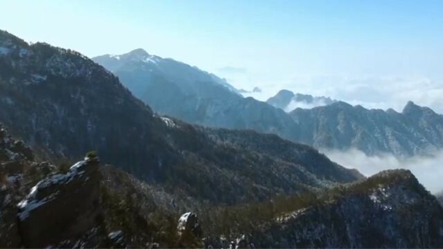 神农架地区山势高耸,峡谷幽深,是名副其实的“华中屋脊”